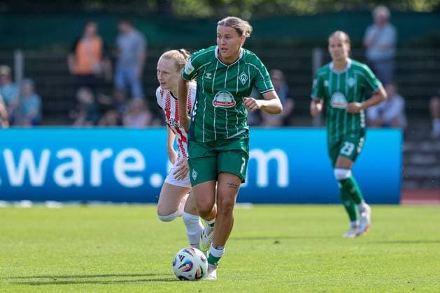 from left Meret Felde SC Freiburg, 4 and Larissa Mühlhaus SV Werder Bremen, 7 in running duel, duel, dynamics, action, action, game scene, THE DFB REGULATIONS PROHIBIT ANY USE OF PHOTOGRAPHS AS IMAGE SEQUENCES AND OR QUASI VIDEO , 07 09 2025, Bremen Germany , Football, Google Pixel Womens Bundesliga, SV Werder Bremen SC Freiburg xobx