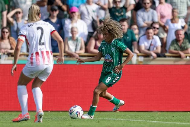 Amira Arfaoui SV Werder Bremen, 8 on the ball, single image, full body, action, action, match scene, THE DFB GUIDELINES PROHIBIT ANY USE OF PHOTOGRAPHS AS IMAGE SEQUENCES AND OR QUASI VIDEO DFB REGULATIONS PROHIBIT ANY USE OF PHOTOGRAPHS AS IMAGE SEQUENCES AND OR QUASI VIDEO , 07 09 2025, Bremen Germany , Soccer, Google Pixel Women Bundesliga, SV Werder Bremen SC Freiburg xobx