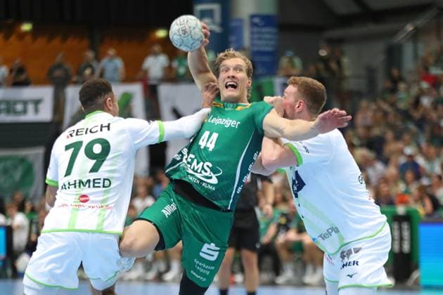 DAIKIN HBL SC DHfK Leipzig vs HSG Wetzlar, 07 09 25 Blaer Hinriksson 44, SC DHfK Leipzig between Ahmed Nafea 79, HSG Wetzlar and Nikola Grahovac 2, HSG Wetzlar Handball, DAIKIN HBL, 1 Bundesliga, Season 2025 2026, Matchday 3 SC DHfK Leipzig vs HSG Wetzlar on 07 09 25 at Quarterback Immobilien Arena Leipzig Copyright: xBEAUTIFULxSPORTS JanxKaeferx