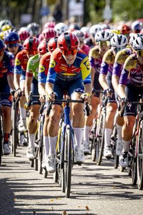 LICHTENVOORDE - Cyclist Ellen van Dijk (front left) during the final stage of the Simac Ladies Tour. The Lidl-Trek speed skater will retire from professional cycling after this season. ANP WOUTER DE WILDE xVIxANPxSportx xxANPxIVx 535283154 originalFilename: 535283154.jpg