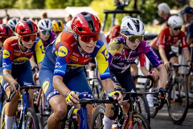 LICHTENVOORDE - Cyclist Ellen van Dijk (front left) during the final stage of the Simac Ladies Tour. The Lidl-Trek speed skater will retire from professional cycling after this season. ANP WOUTER DE WILDE xVIxANPxSportx xxANPxIVx 535283170 originalFilename: 535283170.jpg