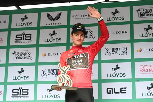 2025 Lloyds Tour of Britain Picture by Simon Wilkinson SWpix.com - 07 09 2025 - Cycling - 2025 Lloyds Tour of Britain - Stage 6: Newport to Cardiff - Olav Kooij (Team Visma Lease a Bike) on the Podium after Winning the Overall Points Classification Copyright: x xSWpix.comx(t axPhotographyxHubxLtd)xSimonxWilkinson SWpix.comx SWP-3069-2661