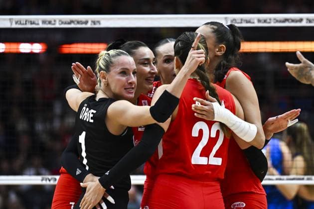 Turkiye v Italy - FIVB Women’s World Volleyball Championship BANGKOK, THAILAND - SEPTEMBER 7: Players of Turkiye celebrate after scoring during the FIVB Women’s Volleyball World Championship, WM, Weltmeisterschaft final match between Turkiye and Italy at Huamark Indoor Stadium in Bangkok, Thailand, on September 7, 2025. Mustafa Hatipoglu Anadolu Banghok Thailand. Editorial use only. Please get in touch for any other usage.  Copyright: x2025xAnadoluxMustafaxHatipoglux