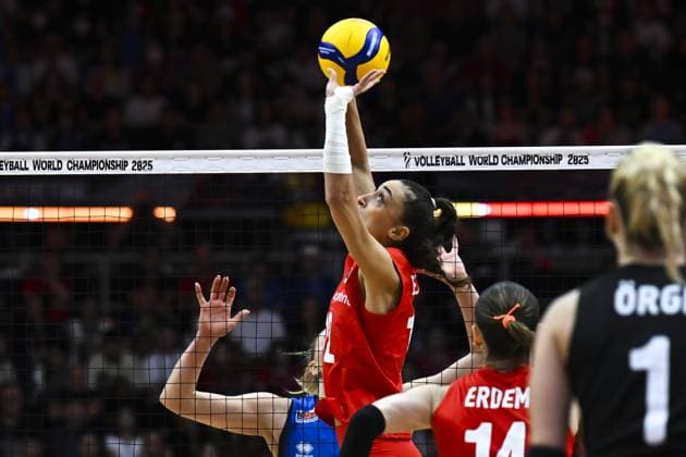 Turkiye v Italy - FIVB Women’s World Volleyball Championship BANGKOK, THAILAND - SEPTEMBER 7: Turkiye’s Elif Sahin in action during the FIVB Women’s Volleyball World Championship, WM, Weltmeisterschaft final match between Turkiye and Italy at Huamark Indoor Stadium in Bangkok, Thailand, on September 7, 2025. Mustafa Hatipoglu Anadolu Banghok Thailand. Editorial use only. Please get in touch for any other usage.  Copyright: x2025xAnadoluxMustafaxHatipoglux