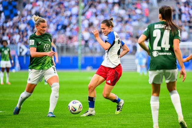 Soccer I Women I Season 2025 2026 I Bundesliga I 1 Matchday I Hamburger SV VfL Wolfsburg I 07 09 2025 Alexandra Popp 11, VfL Wolfsburg , Maria Mikolajova 27, Hamburger SV Hamburg Volksparkstadion Hamburg Germany Copyright: xLobecax xHenningxRohlfsx