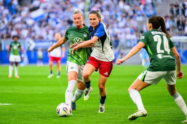 Soccer I Women I Season 2025 2026 I Bundesliga I 1 Matchday I Hamburger SV VfL Wolfsburg I 07 09 2025 Alexandra Popp 11, VfL Wolfsburg , Maria Mikolajova 27, Hamburger SV Hamburg Volksparkstadion Hamburg Germany Copyright: xLobecax xHenningxRohlfsx