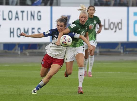 Duel between Pauline Machtens HSV and Ella Peddemors VfL Wolfsburg Football, GER, Women, Women, Flyeralarm Womens Bundesliga, Season 2025 2026, Volksparkstadion, Matchday 1 Hamburger SV vs VfL Wolfsburg