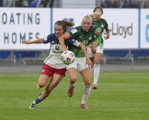 Duel between Pauline Machtens HSV and Ella Peddemors VfL Wolfsburg Football, GER, Women, Women, Flyeralarm Womens Bundesliga, Season 2025 2026, Volksparkstadion, Matchday 1 Hamburger SV vs VfL Wolfsburg