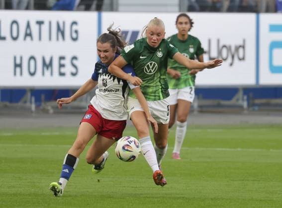 Duel between Pauline Machtens HSV and Ella Peddemors VfL Wolfsburg Football, GER, Women, Women, Flyeralarm Womens Bundesliga, Season 2025 2026, Volksparkstadion, Matchday 1 Hamburger SV vs VfL Wolfsburg