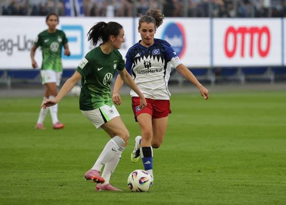 Caitlin Dijkstra VfL Wolfsburg , Pauline Machtens HSV Football, GER, Women, Women, Flyeralarm Womens Bundesliga, Season 2025 2026, Volksparkstadion, 1 Matchday Hamburger SV vs VfL Wolfsburg