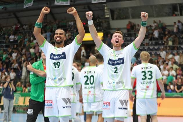 DAIKIN HBL SC DHfK Leipzig vs HSG Wetzlar, 07 09 25 Philipp Ahouansou 19, HSG Wetzlar and Nikola Grahovac 2, HSG Wetzlar cheer to the fans Victory, Joy Handball, DAIKIN HBL, 1 Bundesliga, Season 2025 2026, Matchday 3 SC DHfK Leipzig vs HSG Wetzlar on 07 09 25 at Quarterback Immobilien Arena Leipzig Copyright: xBEAUTIFULxSPORTS JanxKaeferx