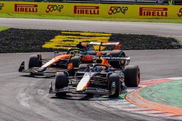 Formula 1 GP Italy Monza, Sunday, 07 09 2025 Max Verstappen 1, Oracle Red Bull Racing overtakes Lando Norris 4, McLaren Formula 1 Team Formula 1 GP Italy Monza, Sunday, 07 09 2025 Copyright: xBEAUTIFULxSPORTS Erlhofx