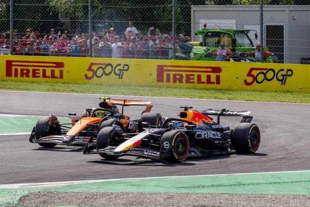 Formula 1 GP Italy Monza, Sunday, 07 09 2025 Max Verstappen 1, Oracle Red Bull Racing overtakes Lando Norris 4, McLaren Formula 1 Team Formula 1 GP Italy Monza, Sunday, 07 09 2025 Copyright: xBEAUTIFULxSPORTS Erlhofx