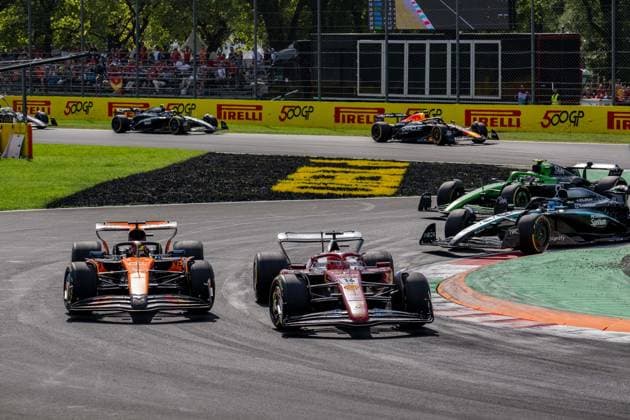 Formula 1 GP Italy Monza, Sunday, 07 09 2025 Second lap Charles Leclerc 16, Scuderia Ferrari and Oscar Piastri 81, McLaren Formula 1 Team Formula 1 GP Italy Monza, Sunday, 07 09 2025 Copyright: xBEAUTIFULxSPORTS Erlhofx