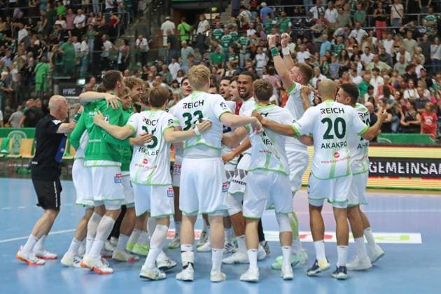 DAIKIN HBL SC DHfK Leipzig vs HSG Wetzlar, 07 09 25 Team cheers at Wetzlar victory, Joy Handball, DAIKIN HBL, 1 Bundesliga, Season 2025 2026, Matchday 3 SC DHfK Leipzig vs HSG Wetzlar on 07 09 25 at the Quarterback Immobilien Arena Leipzig Copyright: xBEAUTIFULxSPORTS JanxKaeferx