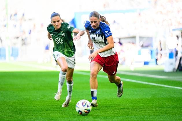 Soccer I Women I Season 2025 2026 I Bundesliga I 1 Matchday I Hamburger SV VfL Wolfsburg I 07 09 2025 Joelle Wedemeyer 24, VfL Wolfsburg , Leni Marie Eggert 29, Hamburger SV Hamburg Volksparkstadion Hamburg Germany Copyright: xLobecax xHenningxRohlfsx