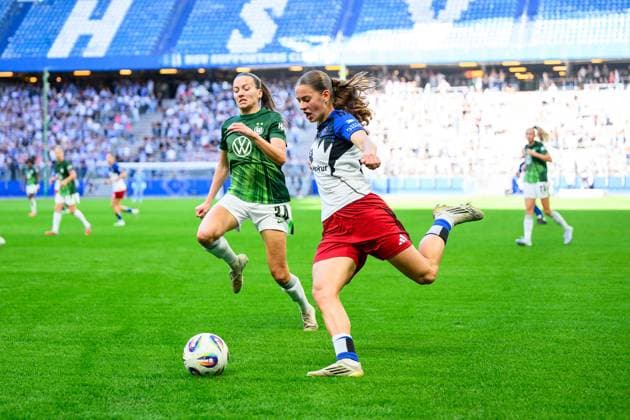 Soccer I Women I Season 2025 2026 I Bundesliga I 1 Matchday I Hamburger SV VfL Wolfsburg I 07 09 2025 Joelle Wedemeyer 24, VfL Wolfsburg , Leni Marie Eggert 29, Hamburger SV Hamburg Volksparkstadion Hamburg Germany Copyright: xLobecax xHenningxRohlfsx