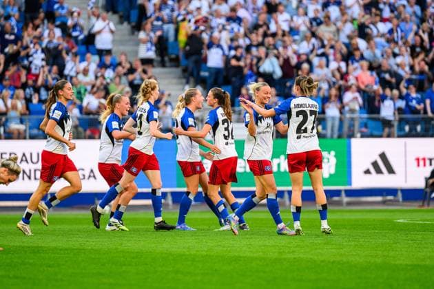 Soccer I Women I Season 2025 2026 I Bundesliga I 1 Matchday I Hamburger SV VfL Wolfsburg I 07 09 2025 Maria Mikolajova 27, Hamburger SV and the Hamburger SV women celebrate the goal Hamburg Volksparkstadion Hamburg Germany Copyright: xLobecax xHenningxRohlfsx