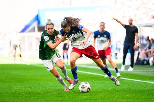 Soccer I Women I Season 2025 2026 I Bundesliga I 1 Matchday I Hamburger SV VfL Wolfsburg I 07 09 2025 Svenja Huth 10, VfL Wolfsburg , Lotta Wrede 32, Hamburger SV Hamburg Volksparkstadion Hamburg Germany Copyright: xLobecax xHenningxRohlfsx