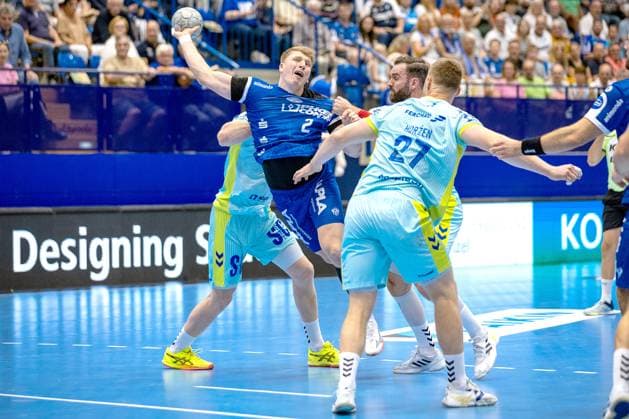 07 09 2025, xkwix, Handball, 1 Handball Bundesliga, DAIKIN HBL 2025 26, TBV Lemgo Lippe VfL Gummersbach, PHOENIX CONTACT Arena Lukas Hutecek TVB Lemgo Lippe 2 in duel against Teitur Örn Einarsson VfL Gummersbach 14 NRW Germany