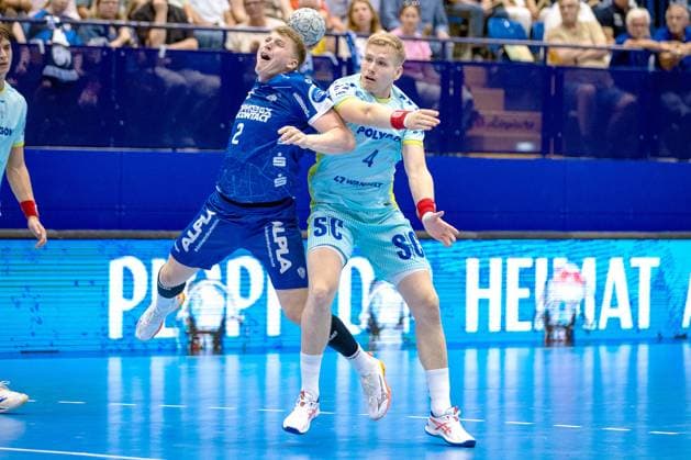 07 09 2025, xkwix, Handball, 1 Handball Bundesliga, DAIKIN HBL 2025 26, TBV Lemgo Lippe VfL Gummersbach, PHOENIX CONTACT Arena Lukas Hutecek TVB Lemgo Lippe 2 in duel against Ellidi Snaer Vidarsson VfL Gummersbach 4 NRW Germany