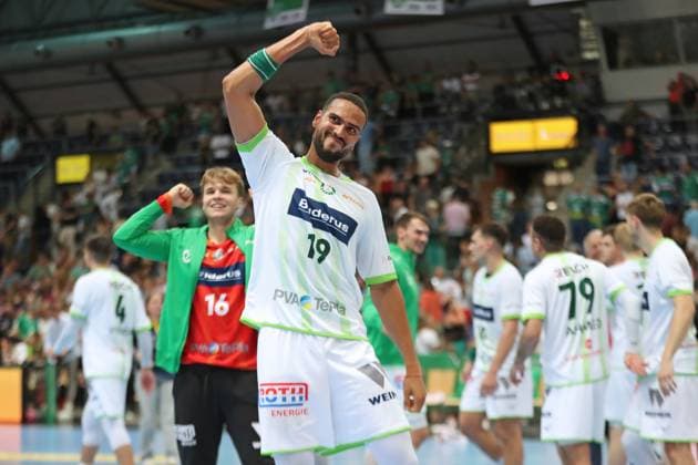DAIKIN HBL SC DHfK Leipzig vs HSG Wetzlar, 07 09 25 Philipp Ahouansou 19, HSG Wetzlar cheers to the fans Handball, DAIKIN HBL, 1 Bundesliga, Season 2025 2026, Matchday 3 SC DHfK Leipzig vs HSG Wetzlar on 07 09 25 at Quarterback Immobilien Arena Leipzig Copyright: xBEAUTIFULxSPORTS JanxKaeferx