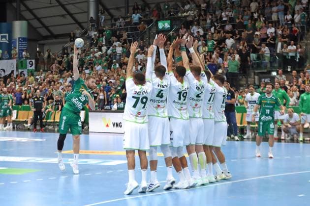 DAIKIN HBL SC DHfK Leipzig vs HSG Wetzlar, 07 09 25 William Bogojevic 20, SC DHfK Leipzig has the last chance to equalize with a free throw against the entire defensive wall of Wetzlar Handball, DAIKIN HBL, 1 Bundesliga, Season 2025 2026, Matchday 3 SC DHfK Leipzig vs HSG Wetzlar on 07 09 25 at Quarterback Immobilien Arena Leipzig Copyright: xBEAUTIFULxSPORTS JanxKaeferx
