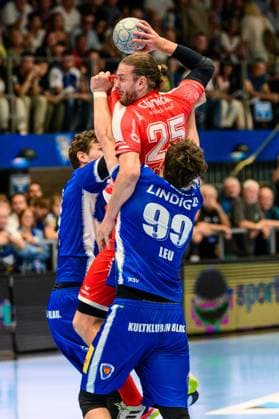 Olle, Forsell Schefvert Center Back, MT Melsungen, 25 , Tillman, Leu Circle Winger, ThSV Eisenach, 99 , Philipp, Meyer Circle Winger, ThSV Eisenach, 27 GER, Thuringia, ThSV Eisenach vs MT Melsungen, 1 Daikin Handball Bundesliga, Handball, Matchday 3, Season 2025 2026, 07 09 2025 GER, Thuringia, ThSV Eisenach vs MT Melsungen, 1 Daikin Handball Bundesliga, Handball, Matchday 3, Season 2025 2026, 07 09 2025 Eisenach Copyright: xEibner-Pressefoto MartinxHerbstx EP_MHT