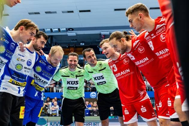 07 09 2025, GER, Handball, Men, Season 25 26, Daikin 1 Bl, 3 Matchday ThSV Eisenach MT Melsungen shows the two teams shortly before the start of the match 99817 Eisenach Werner Assmann Halle Am Sportp Thueringen Germany