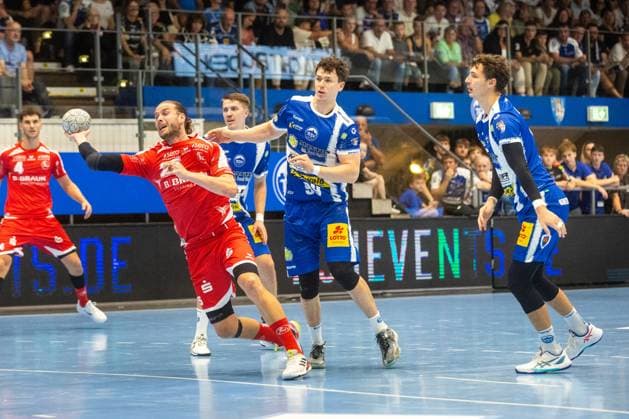 Eisenach , 070925 , 1 Handball Bundesliga THSV Eisenach vs MT Melsungen In the picture Tillmann Leu Eisenach vs Olle Forsell Schefvert Melsungen