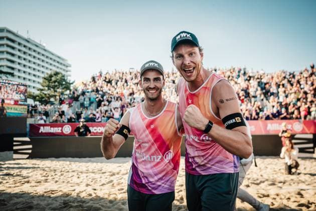 Beach volleyball mens German Championships 2025 Timmendorfer Strand 07 09 2025 f l Clemens Wickler and Nils Ehlers win the bronze medal in the match for third place and celebrate Timmendorfer Strand Ahmann Hager Arena Schleswig Holstein Germany