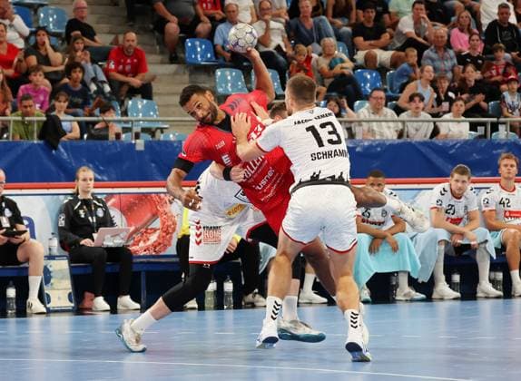 07 09 2025, Germany, Bietigheim, Handball 2 Bundesliga, SG BBM Bietigheim vs VfL Lübeck Schwartau, f l Ole Hagedorn VfL , Djibril MÂ Bengue BBM , Ole Schramm VfL