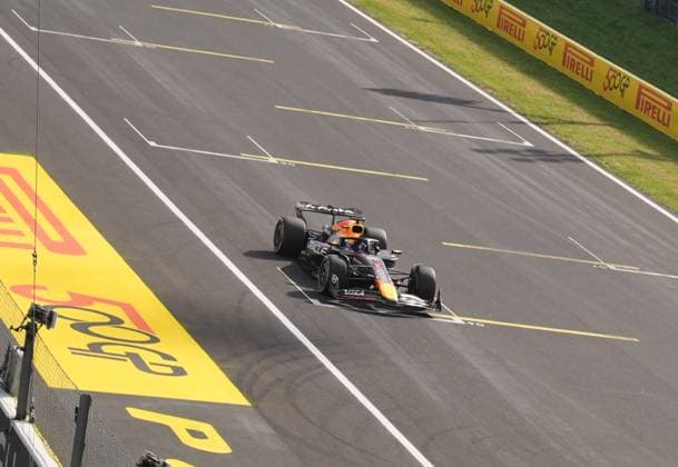 07 09 2025, Autodromo Nazionale Monza, Monza, FORMULA 1 PIRELLI GRAN PREMIO D™ITALIA 2025 , in the picture winner Max Verstappen NLD , Oracle Red Bull Racing waves to the spectators Photo by Alessandro Martellotta Hasan Bratic DeFodi Images