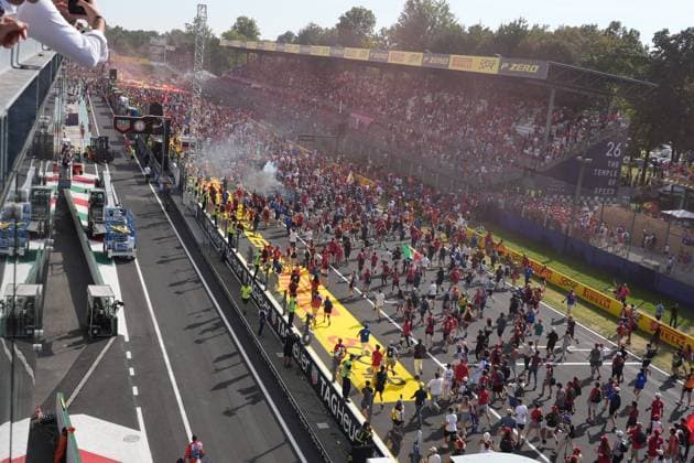 07 09 2025, Autodromo Nazionale Monza, Monza, FORMULA 1 PIRELLI GRAN PREMIO D™ITALIA 2025 , pictured Spectators storm the start-finish straight at Monza Photo by Hasan Bratic DeFodi Images
