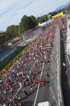 07 09 2025, Autodromo Nazionale Monza, Monza, FORMULA 1 PIRELLI GRAN PREMIO D™ITALIA 2025 , pictured Spectators storm the start-finish straight at Monza Photo by Hasan Bratic DeFodi Images