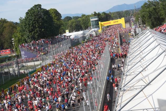 07 09 2025, Autodromo Nazionale Monza, Monza, FORMULA 1 PIRELLI GRAN PREMIO D™ITALIA 2025 , pictured Spectators storm the start-finish straight at Monza Photo by Hasan Bratic DeFodi Images