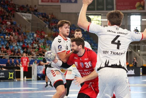 07 09 2025, Germany, Bietigheim, Handball 2 Bundesliga, SG BBM Bietigheim vs VfL Lübeck Schwartau, f l Rasmus Willette Houmöller VfL , Jonathan Fischer BBM , Paul Holzhacker VfL