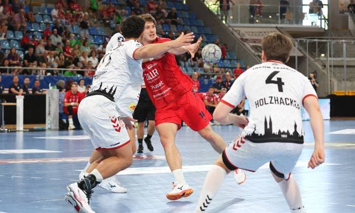 07 09 2025, Germany, Bietigheim, Handball 2 Bundesliga, SG BBM Bietigheim vs VfL Lübeck Schwartau, f l Ole Schramm VfL , Finn Luca Nicolaus BBM , Paul Holzhacker VfL