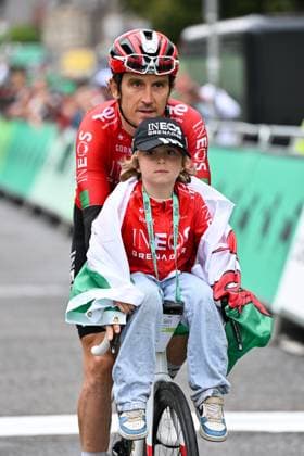 2025 Lloyds Tour of Britain Picture by Bruce Rollinson SWpix.com - 07 09 2025 - Cycling - 2025 Lloyds Tour of Britain - Stage 6: Newport to Cardiff - Geraint Thomas (INEOS Grenadiers) with his son Macs after finishing the last race of his career Copyright: x xSWpix.comx(t axPhotographyxHubxLtd)xBrucexRollinson SWpix.comx SWP-3069-2693