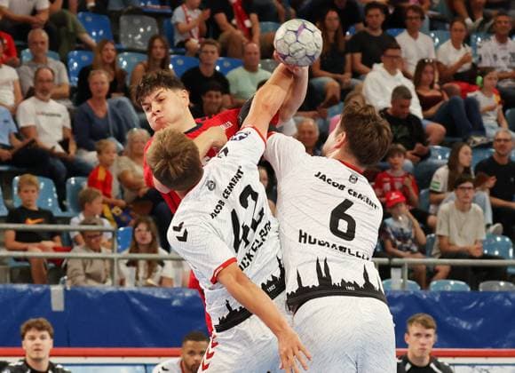 07 09 2025, Germany, Bietigheim, Handball 2 Bundesliga, SG BBM Bietigheim vs VfL Lübeck Schwartau, f l Max Prantner BBM , Einar Nickelsen VfL , Rasmus Willette Houmöller VfL
