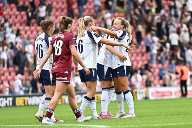 London, Eangland, September 07th 2025: Players of Tottenham Hotspur celebrate following the team s victory in the Barclays Women s Super League game between Tottenham Hotspur vs West Ham United at BetWright Stadium in London (Yaroslav Dunka SPP) Copyright: xYaroslavxDunkax xSPPx spp-en-YaDuSp-DSC_4842