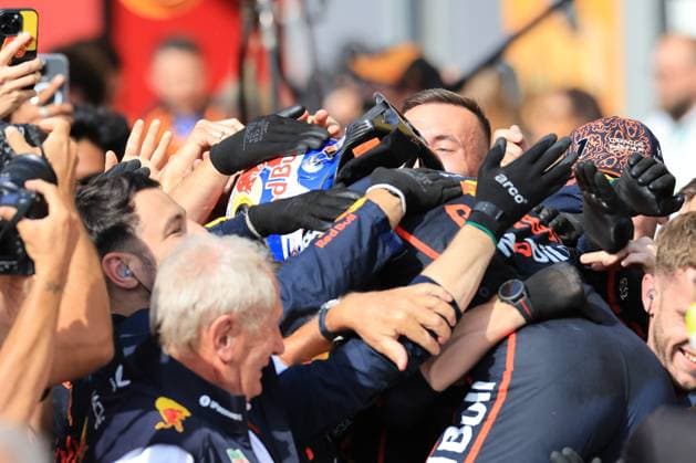 7th September 2025; Autodromo Nazionale Monza, Monza, Italy; Formula 1 Italian Grand Prix 2025 Race Day; Race winner Max Verstappen of the Netherlands celebrates with Oracle Red Bull Racing team mates.  PierrexTeyssot