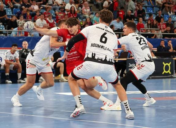 07 09 2025, Germany, Bietigheim, Handball 2 Bundesliga, SG BBM Bietigheim vs VfL Lübeck Schwartau, f l Ole Schramm VfL , Finn Luca Nicolaus BBM , Rasmus Willette Houmöller VfL , Janik Schrader VfL