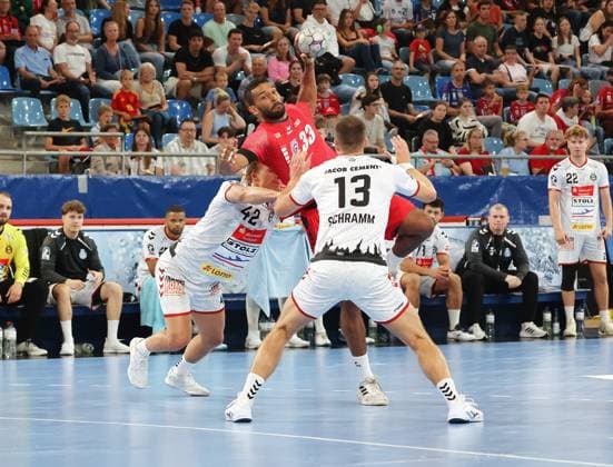 07 09 2025, Germany, Bietigheim, Handball 2 Bundesliga, SG BBM Bietigheim vs VfL Lübeck Schwartau, f l Einar Nickelsen VfL , Djibril MÂ Bengue BBM , Ole Schramm VfL