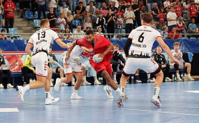 07 09 2025, Germany, Bietigheim, Handball 2 Bundesliga, SG BBM Bietigheim vs VfL Lübeck Schwartau, f l Ole Schramm VfL , Einar Nickelsen VfL , Djibril MÂ Bengue BBM , Rasmus Willette Houmöller VfL