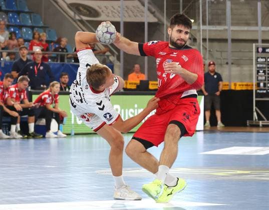 07 09 2025, Germany, Bietigheim, Handball 2 Bundesliga, SG BBM Bietigheim vs VfL Lübeck Schwartau, f l Einar Nickelsen VfL , Juan de la Penna BBM