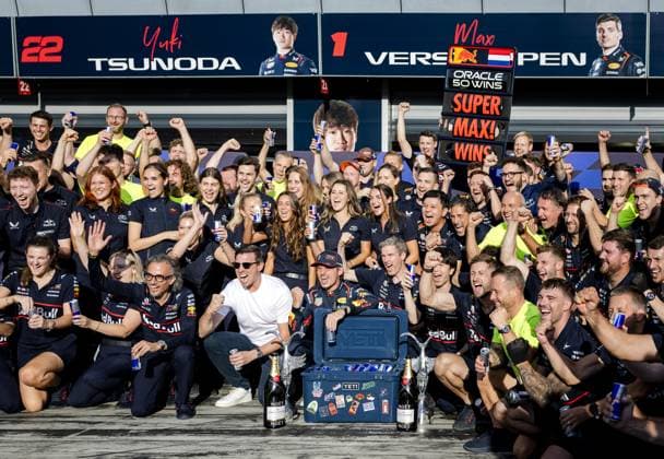 MONZA - Max Verstappen (Red Bull Racing) celebrates victory with his team at the Monza circuit after the Italian Grand Prix. ANP SEM VAN DER WAL xVIxANPxSportx xxANPxIVx 535288659 originalFilename: 535288659.jpg