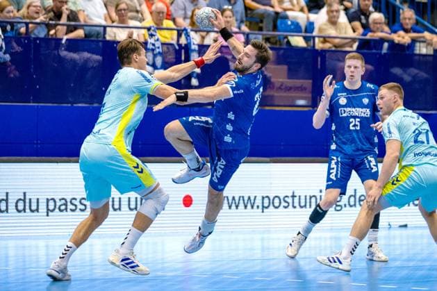 07 09 2025, xkwix, Handball, 1 Handball Bundesliga, DAIKIN HBL 2025 26, TBV Lemgo Lippe VfL Gummersbach, PHOENIX CONTACT Arena Tim Suton TVB Lemgo Lippe 23 in duel against Julian Köster VfL Gummersbach 7 NRW Germany