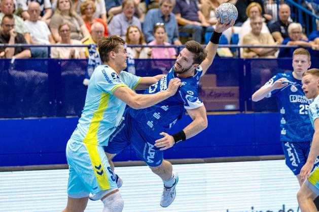07 09 2025, xkwix, Handball, 1 Handball Bundesliga, DAIKIN HBL 2025 26, TBV Lemgo Lippe VfL Gummersbach, PHOENIX CONTACT Arena Tim Suton TVB Lemgo Lippe 23 in duel against Julian Köster VfL Gummersbach 7 NRW Germany