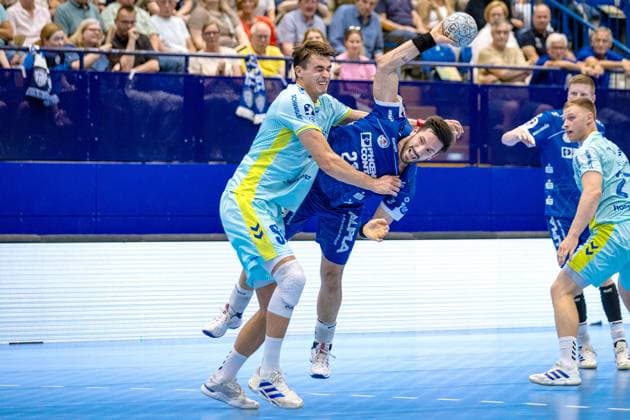 07 09 2025, xkwix, Handball, 1 Handball Bundesliga, DAIKIN HBL 2025 26, TBV Lemgo Lippe VfL Gummersbach, PHOENIX CONTACT Arena Tim Suton TVB Lemgo Lippe 23 in duel against Julian Köster VfL Gummersbach 7 NRW Germany
